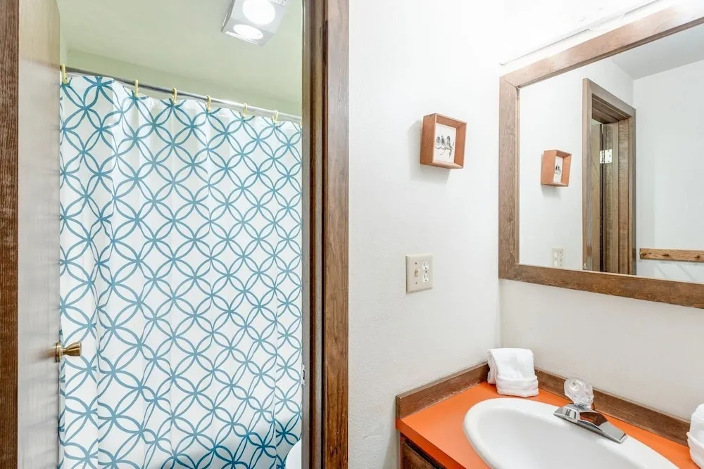 33sw - Wifi - Fireplace - Amenities - Sleeps 4 1 Bedroom Home by RedAwning