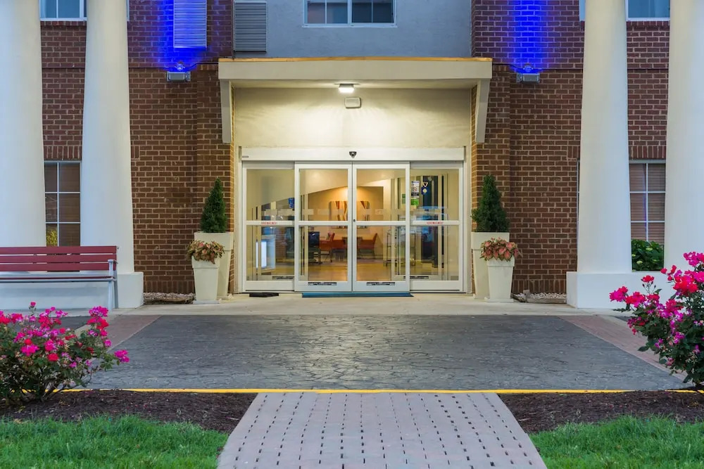 Holiday Inn Express and Suites - Petersburg - Fort Lee by IHG