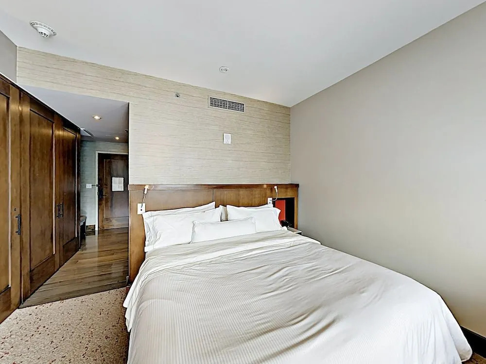 Riverfront Studio W/ Pool Studio Bedroom Hotel Room
