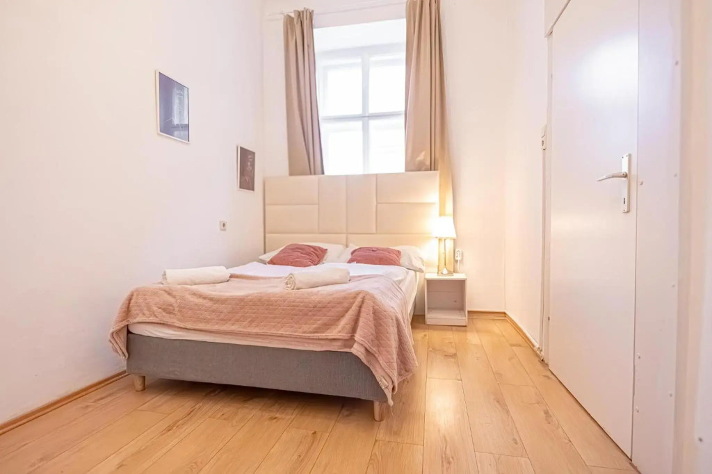Comfortable 2BR Apt. Central and Well Connected