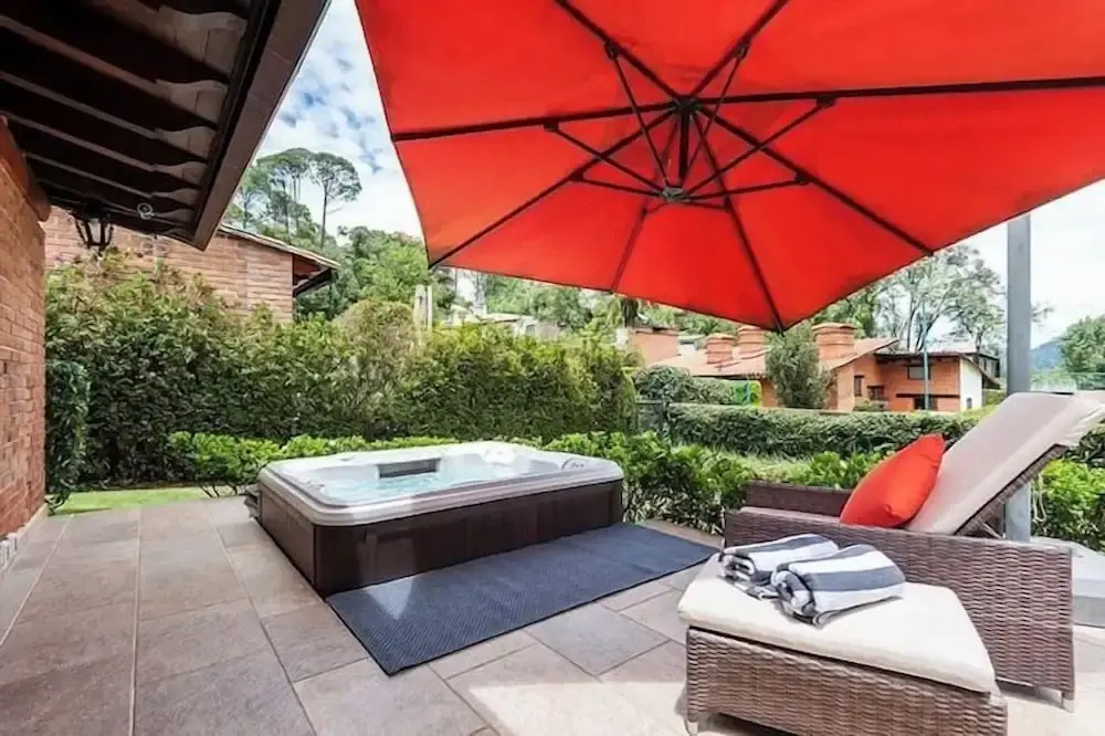 Incredible Property with Huge Garden and Pool!