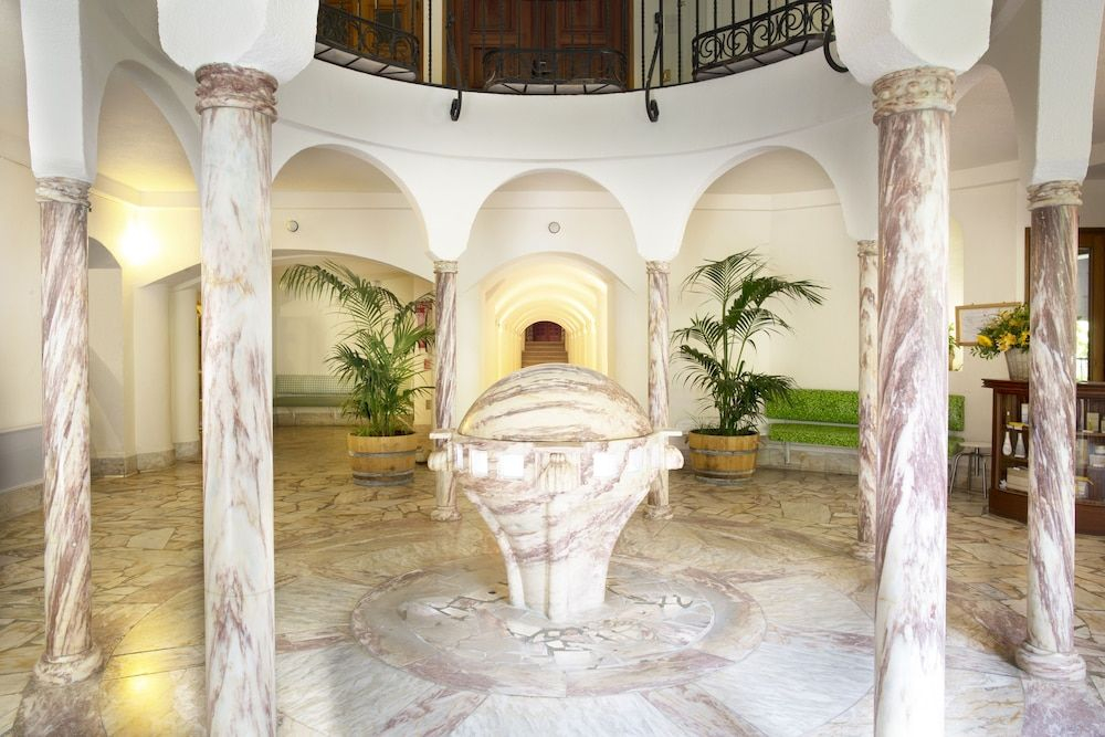 Les Pyrénées - le Grand Hôtel & le Château