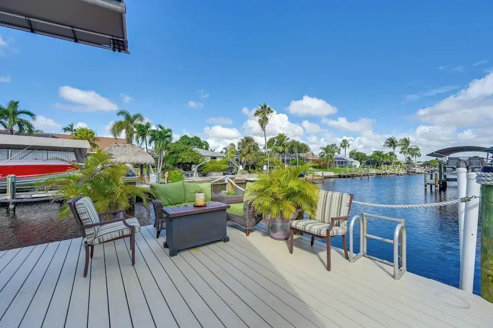 Saltwater Pool & Dock: Canal-front Cape Coral Home