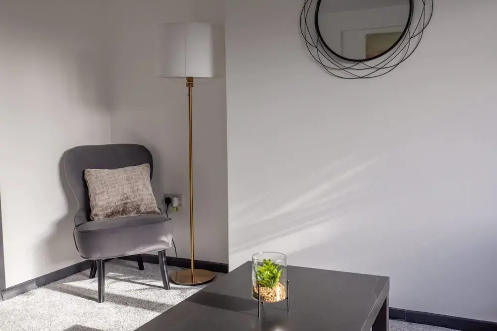 Modern 3 Bed House-free Parking