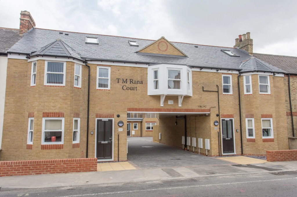 Modern Bright 1-2 Bed Apartments Oxford, with Free Parking ,OX4 Near BMW Science Park & Hospitals