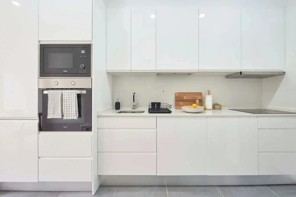 Spacious & Light Filled 4Br Apartment By Timecoler