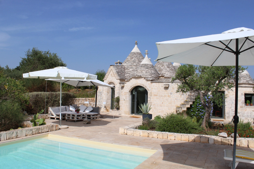 Ostuni,trullo fiabesco con piscina