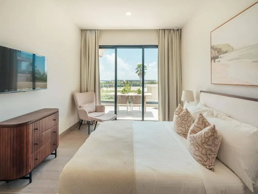 4 Guest 2 Bedrooms Balcony and Shared Pool