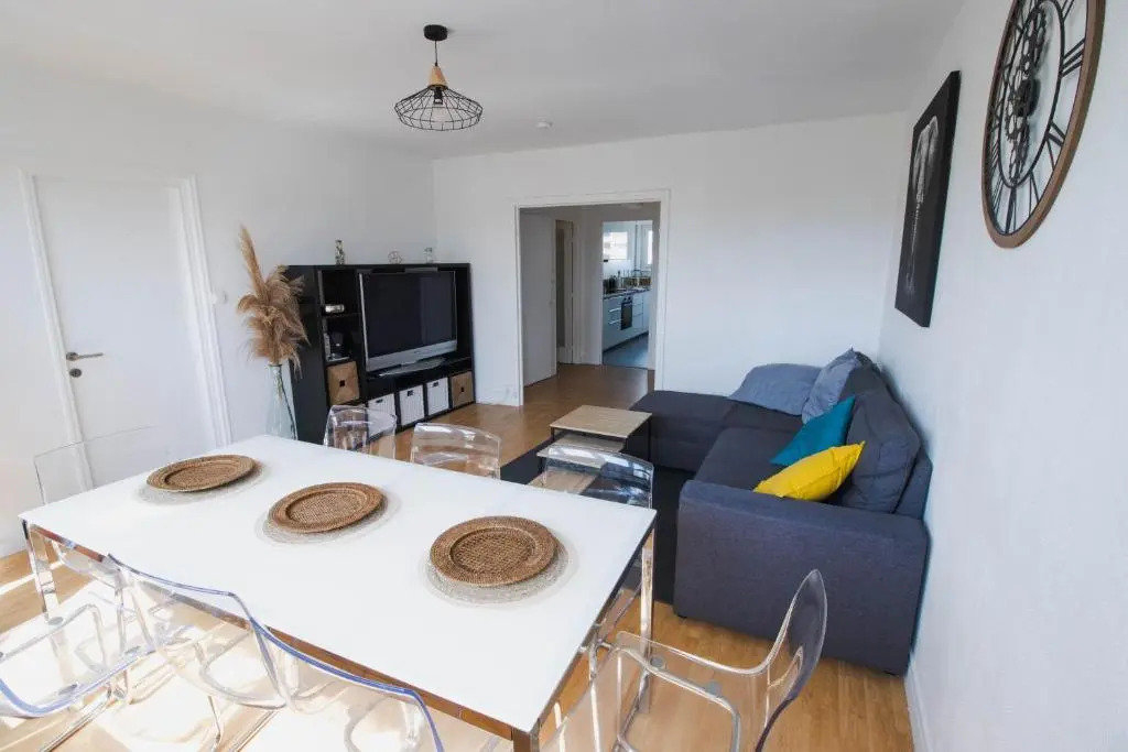 Spacieux appartement avec Balcons, 4 chambres, espace & confort, Centre Gare