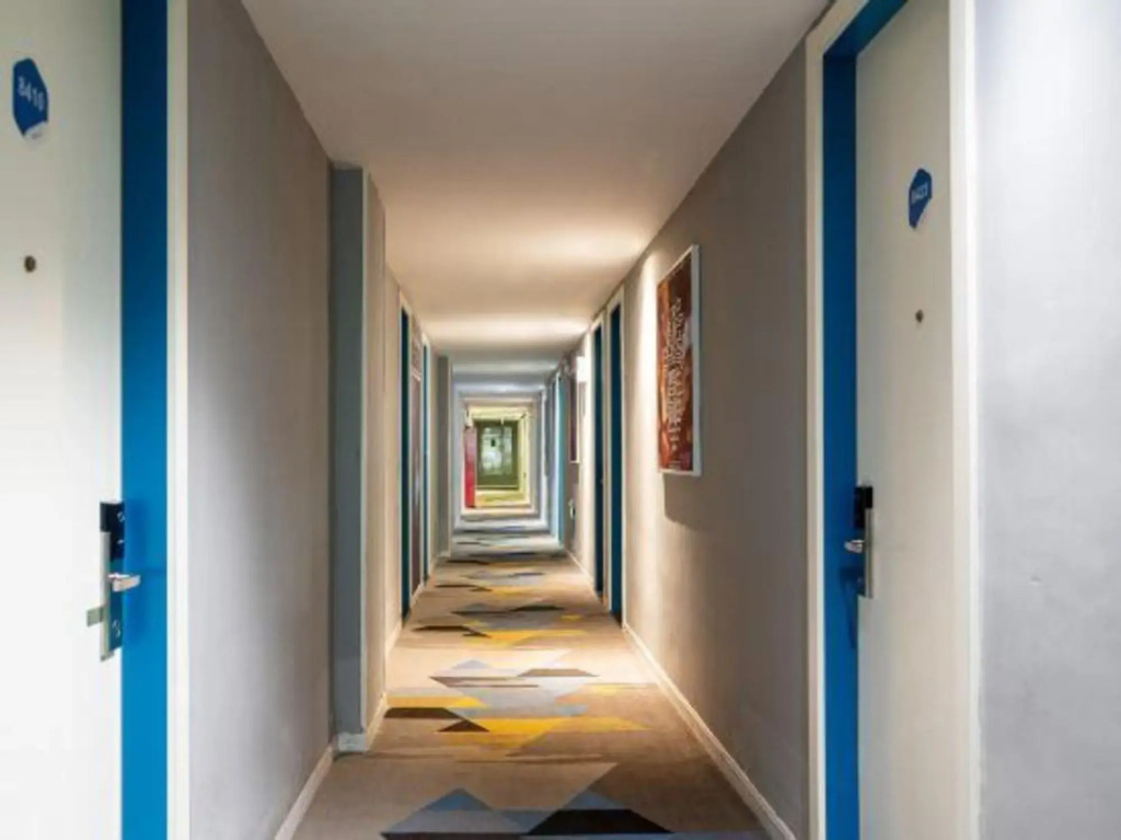 Shanghai Hongqiao International Exhibition Center  99 Xinbiao Selected Hotel