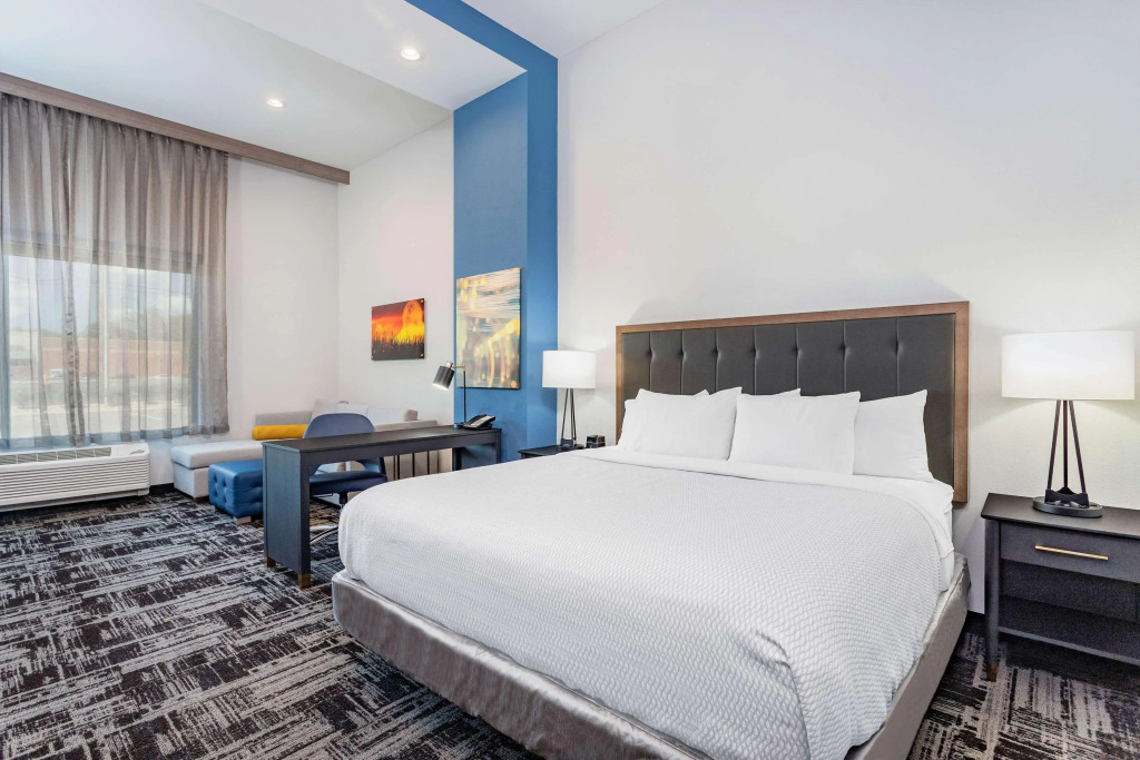 LaQuinta Suites by Wyndham South Bend Notre Dame Area