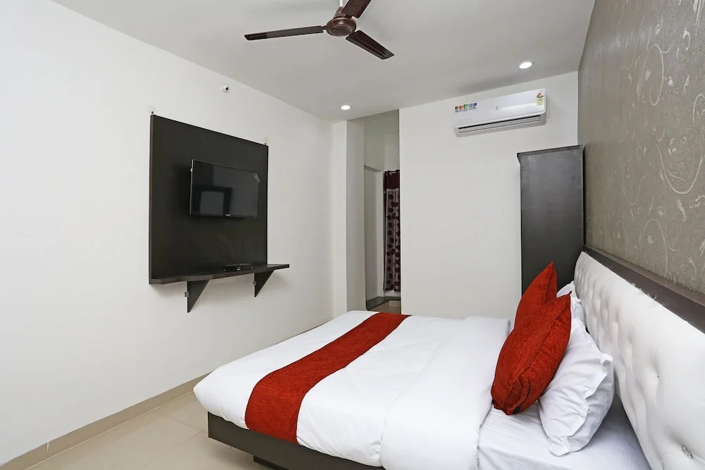 OYO 10718 White Oak Hotel