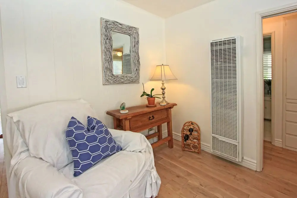 W. Bay Ave (68433) - 2 Br townhouse by RedAwning