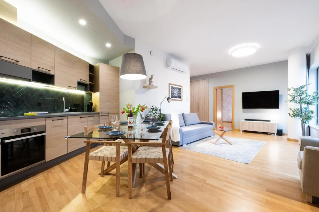2 Bedroom Apt, 2 garage spots & balconies, self check-in, by Cohost