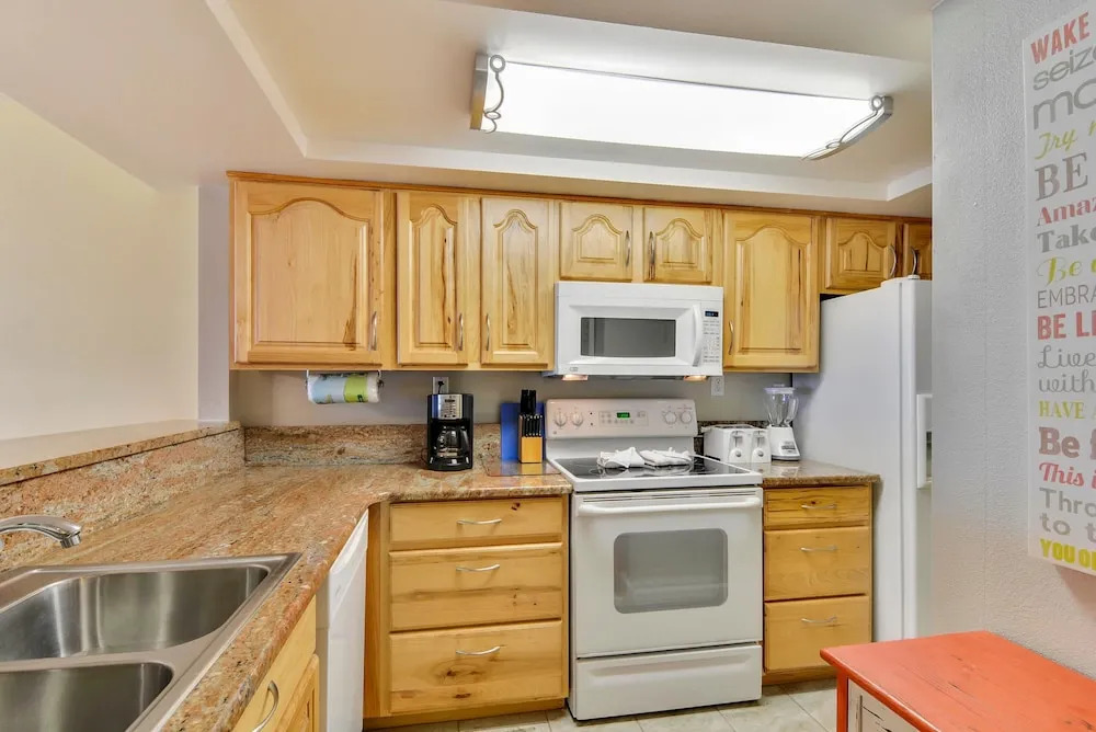 Land's End 403 Building 9 Nicely Updated / Beachfront Unit