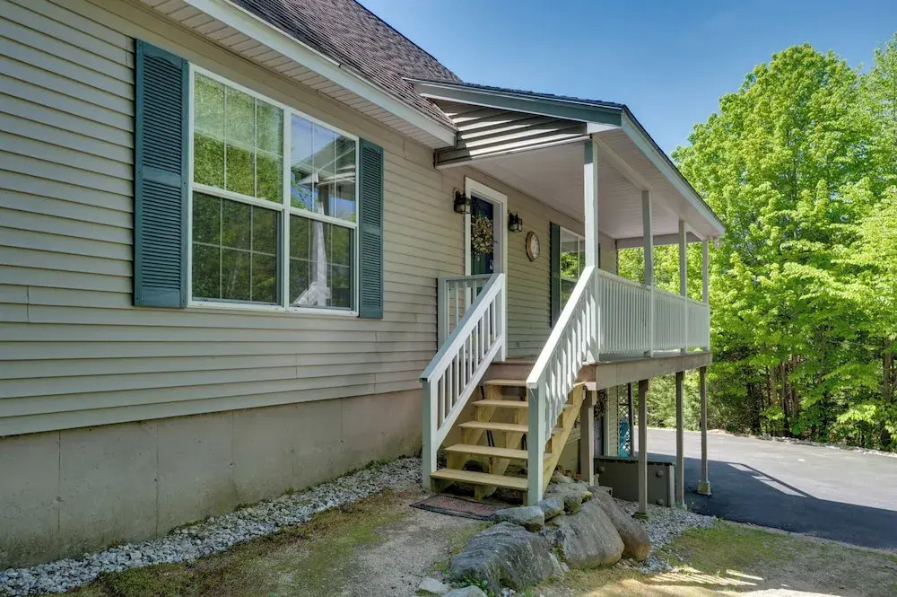 Family Ski Getaway w/ Hot Tub, Near Cranmore!