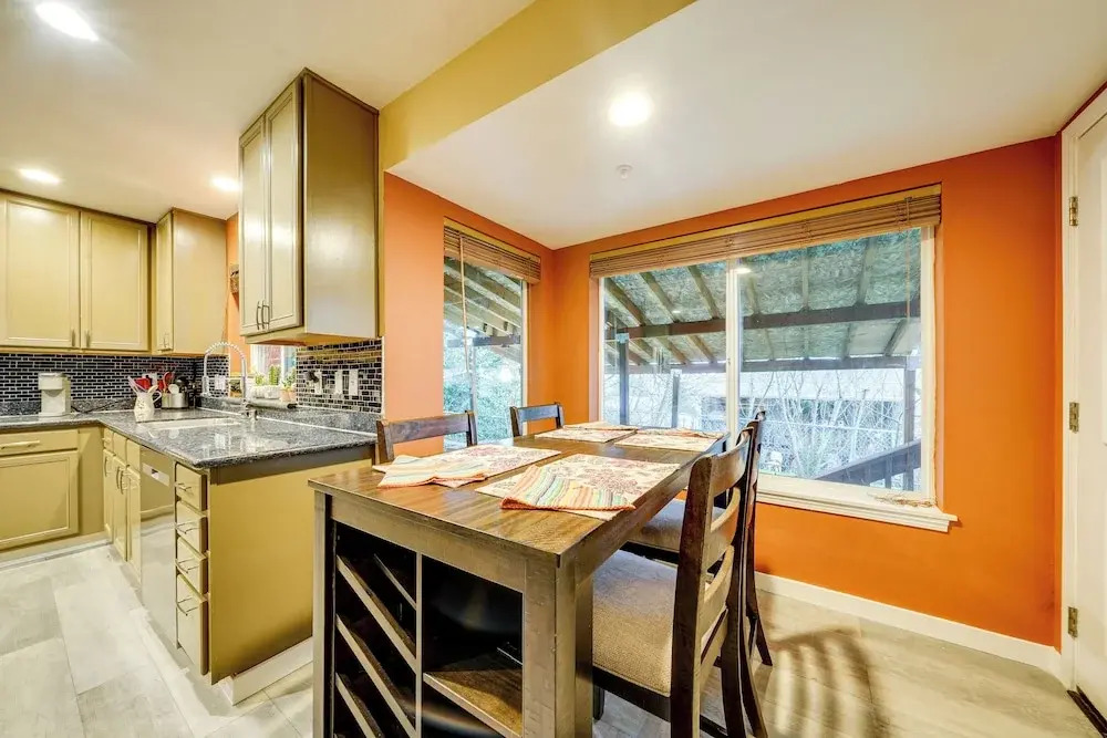 Pet-friendly Seatac Retreat 6 Mi to Puget Sound!