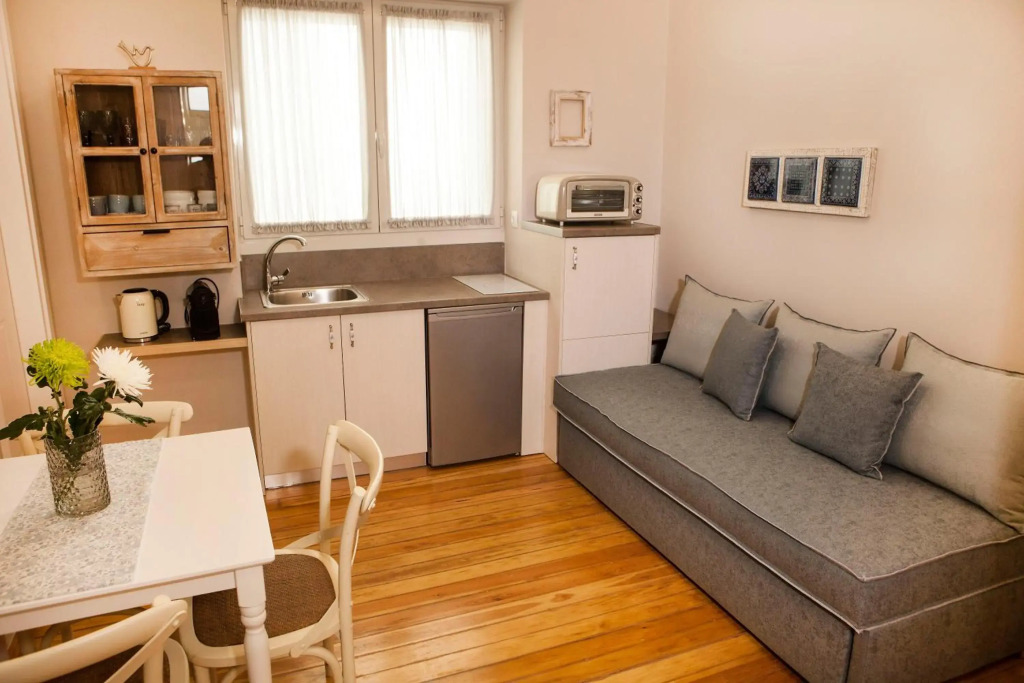2-spaces comfy Bentzi apartment 7 with balcony in Pagrati