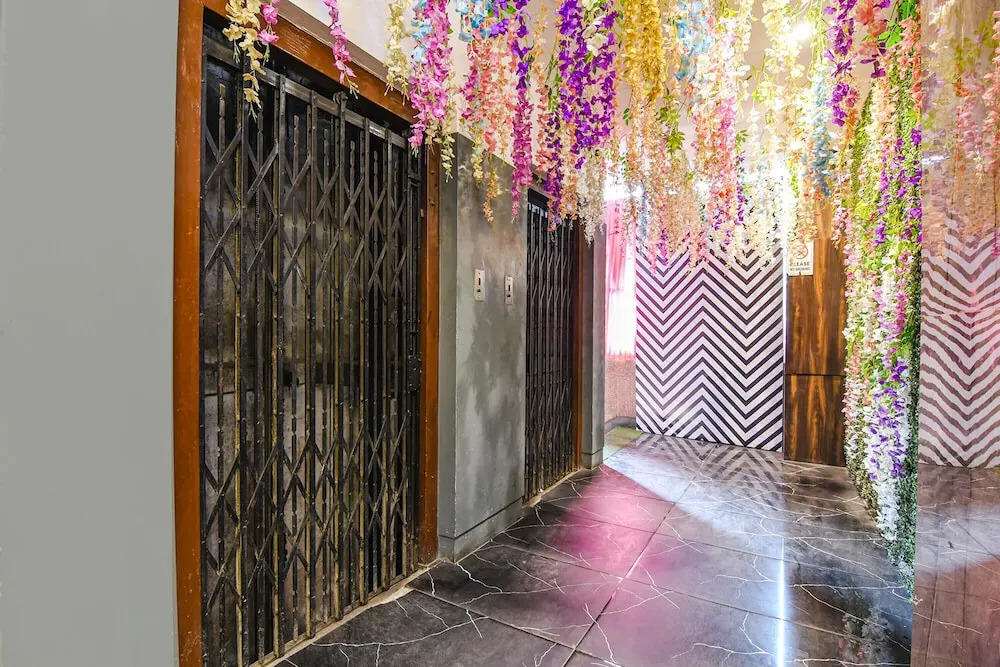 Fabhotel Royal Park Inn