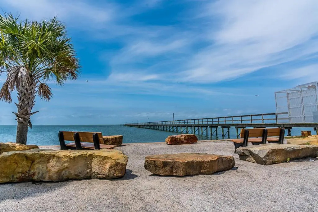 SUNNY DAZE Walk to Beach 2 Decks Pet Friendly Has a Mini Bar