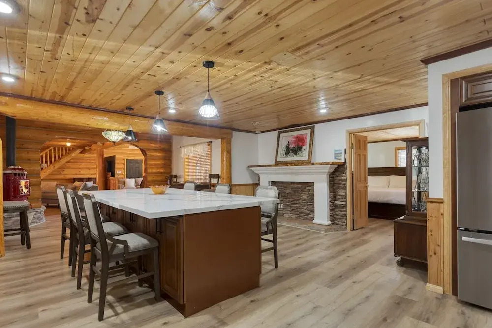 Forest Road by Avantstay Group Cabin w Hot Tub Minutes to the Lake
