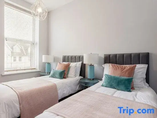 Gorgeous Family 2-Bed Apt w/ Free Gym & Parking