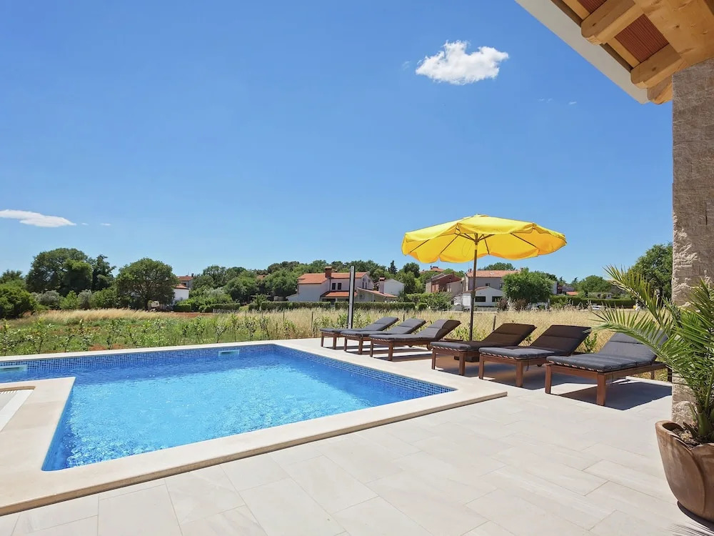 Seaside Villa With Swimming Pool in Funtana