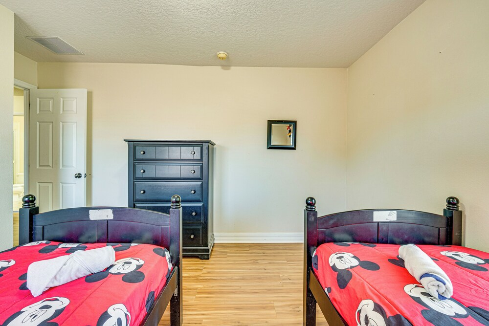 Lanai & Game Room: Vacation Home in Davenport