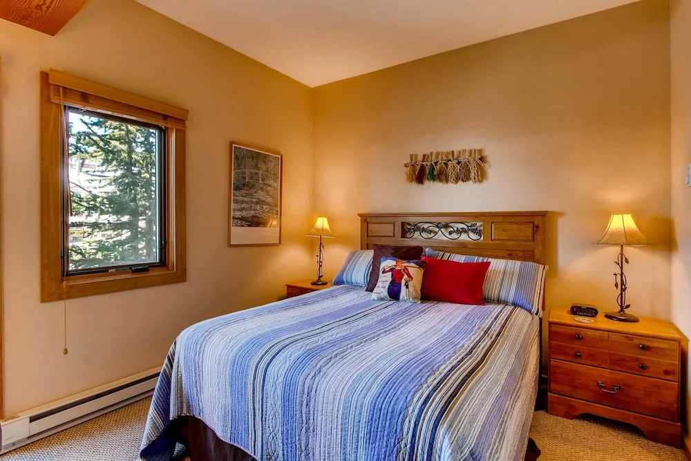 Unique & Modern 3 Br/2ba - Ski-in/ski-out 3 Bedroom Condo - No Cleaning Fee! by RedAwning