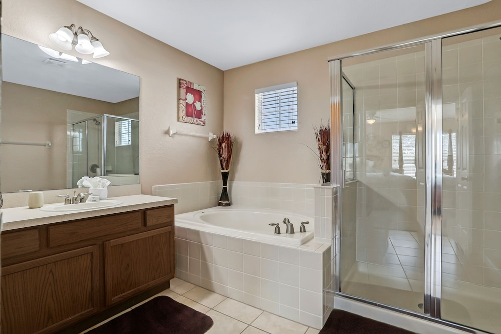 Beautiful Home Close to Theme Parks With Private Pool, AC & W/D - Dog-friendly