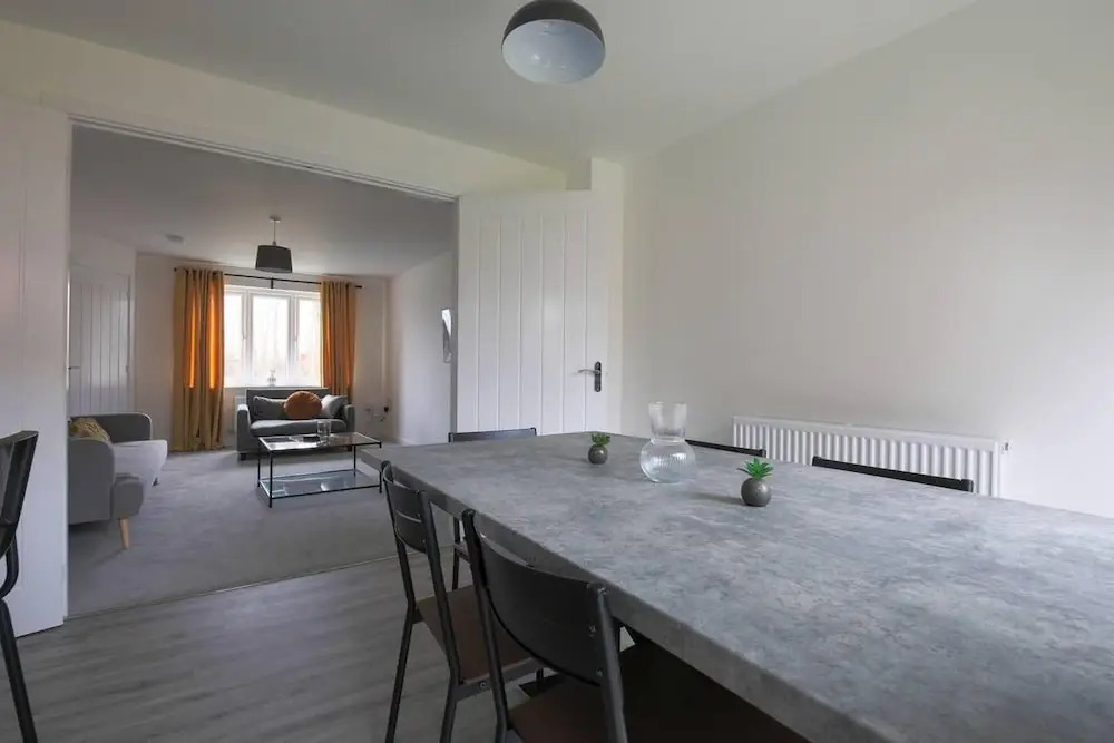 Beautiful 4-bed House 15 Mins to Cardiff & Newport