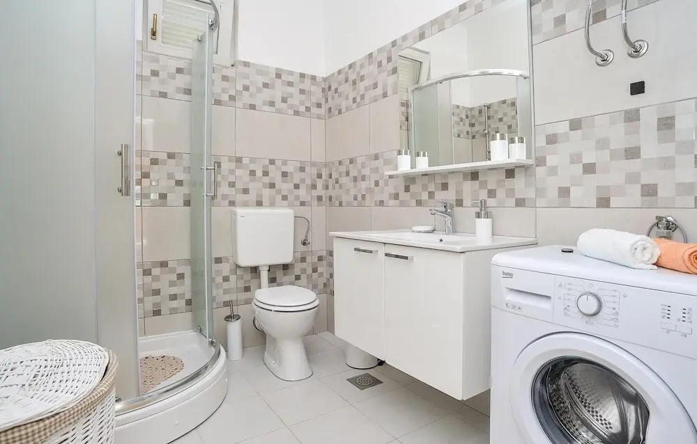 Awesome Home in Gorica With Wifi and 5 Bedrooms