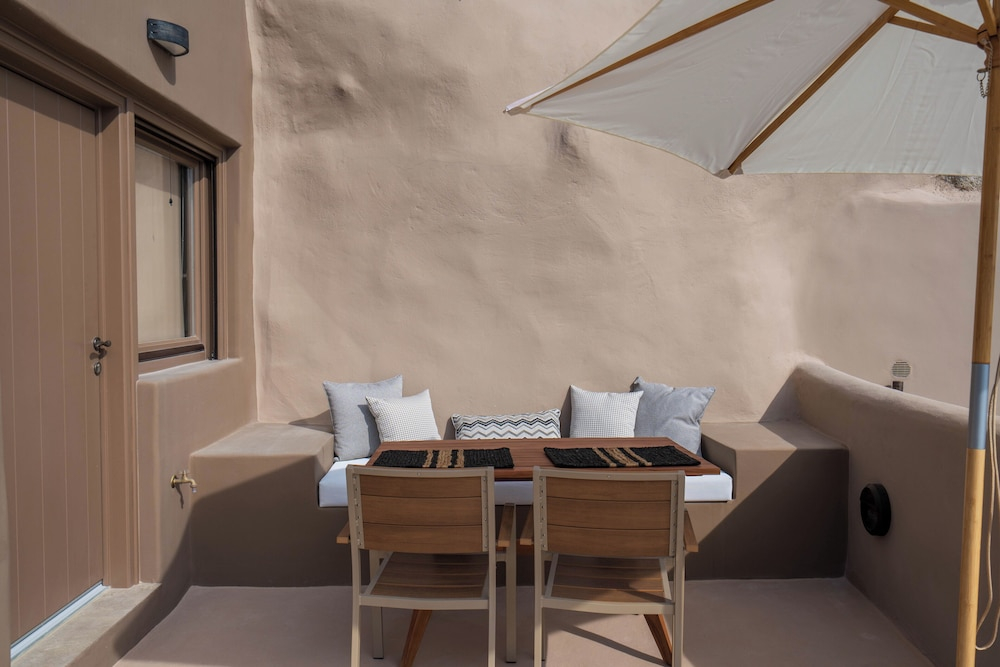 Litheos Santorini Luxury Cave Suites