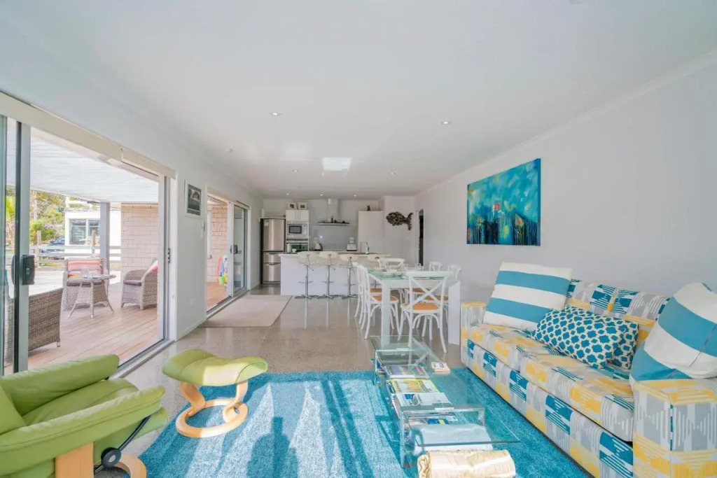 Roses Beach Pad - Matarangi Holiday Home