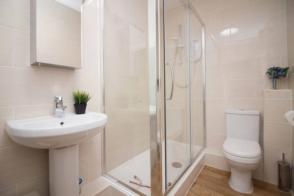 Stayzo Castle Penthouse 16- A Clean Fresh Modern Apartment With Free Wi-fi