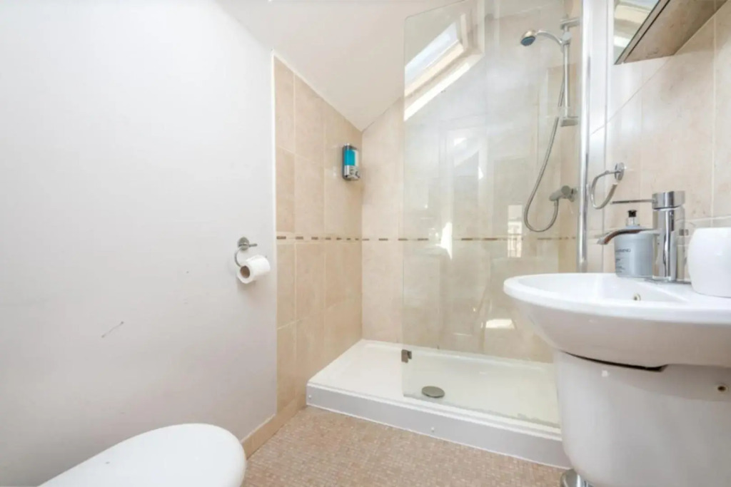 The Coach House Roath - Short Let Cardiff - DYZYN Living - Albany Road