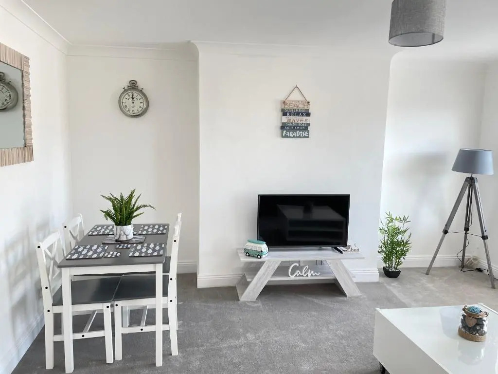 Light and airy 1 bedroom flat 700m from the Beach
