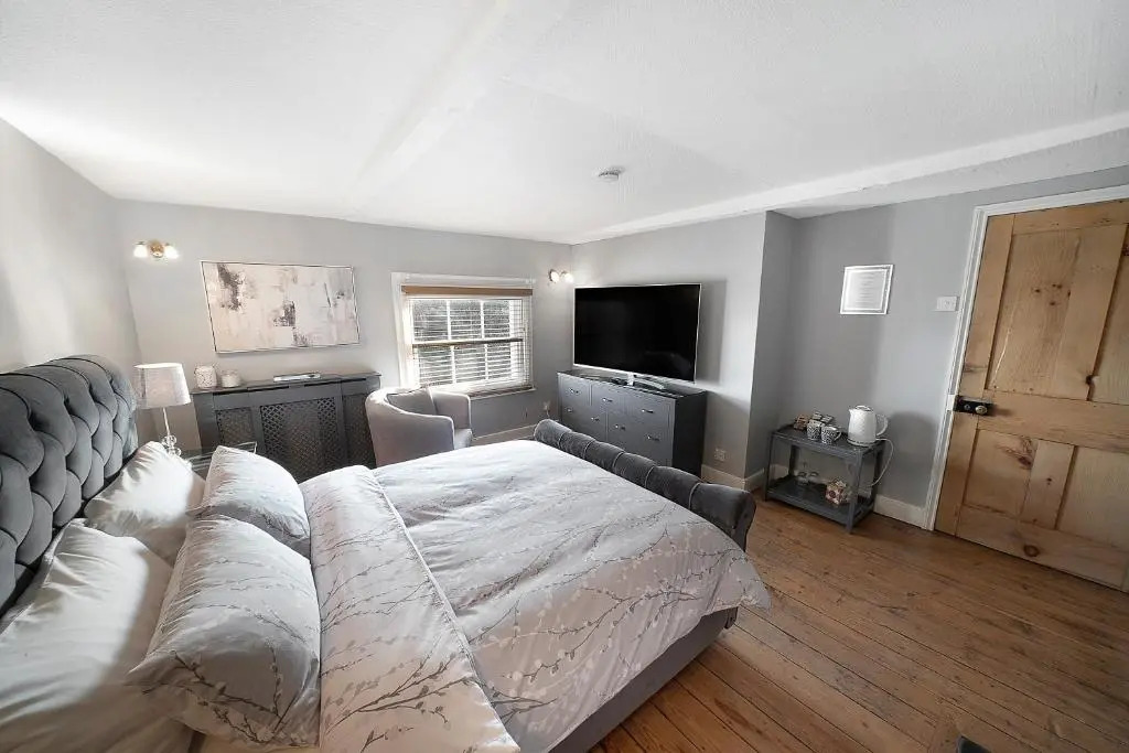 Private Room with En-suite, City Centre With Free On Site Parking