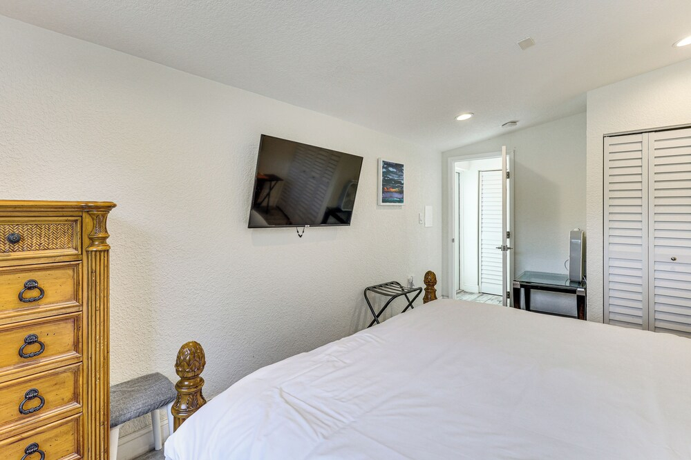 3 Mi to Las Olas Blvd: Tropical Getaway w/ Patio!