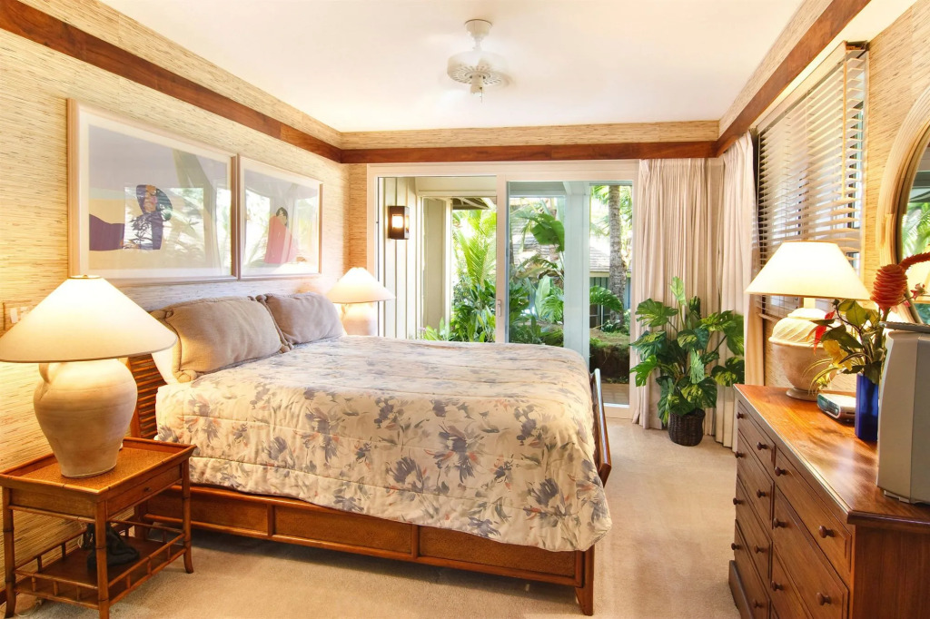 Whalers Cove Oceanfront Resort