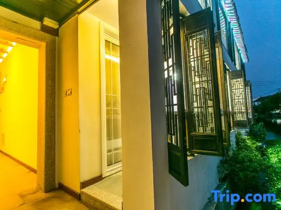 Tongli Qingyuan River View Holiday Inn