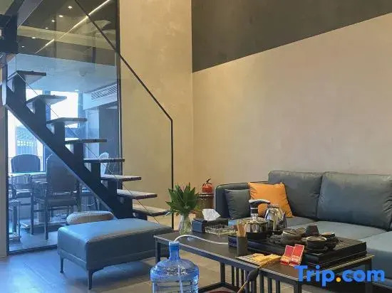 Zhuhai Low-key LOFT Suite Apartment (Huafa Shangdu Haiyin Youyicheng Branch)
