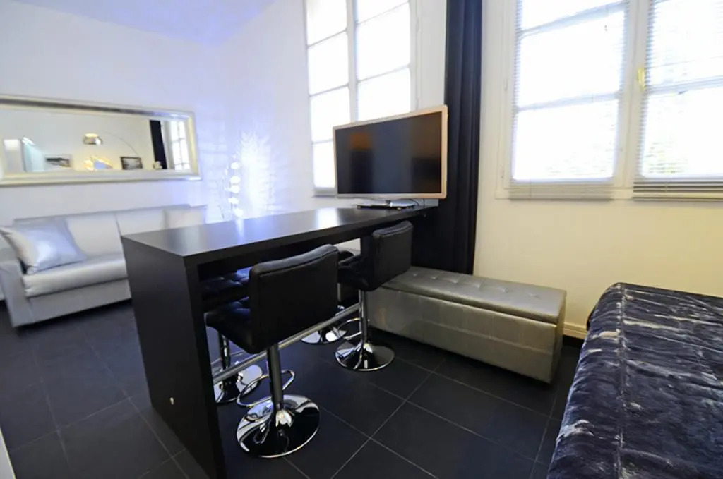 Silver Black Flat