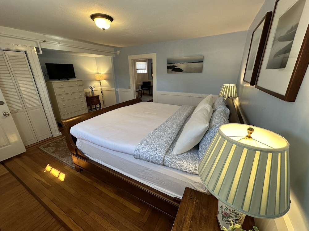 Entire Historic 5 Bed/ 5 Bath Inn Sleeps 17 5 Bedroom Home