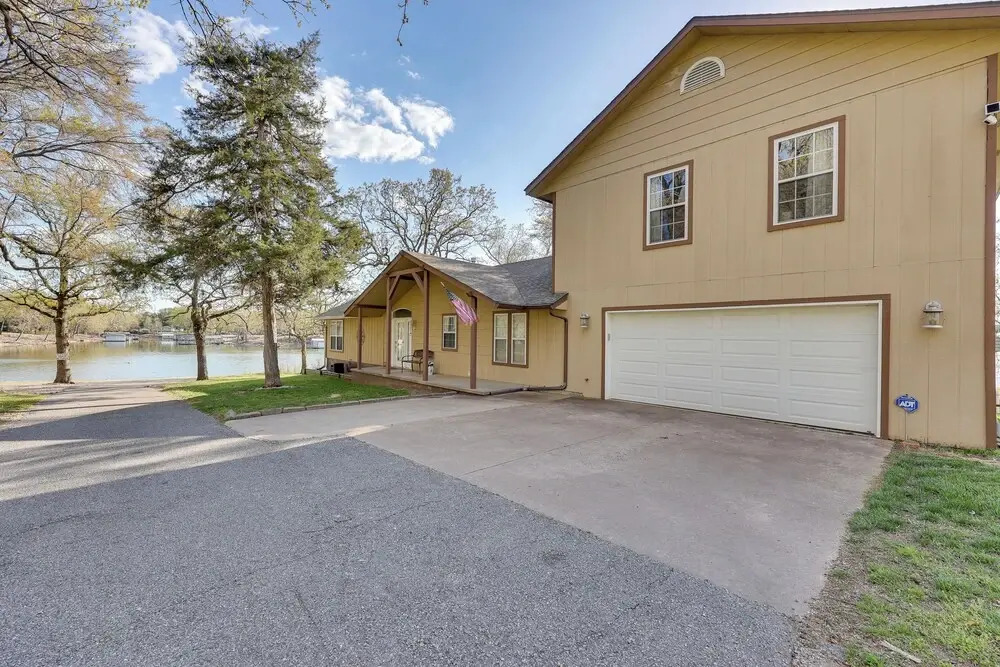 Lakefront Home w/ Shared Boat Ramp in Grove!