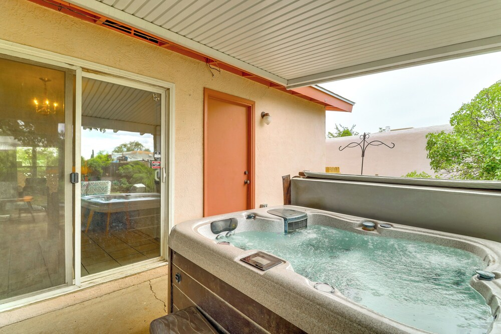Pets Welcome: Hot Tub Haven in Albuquerque!