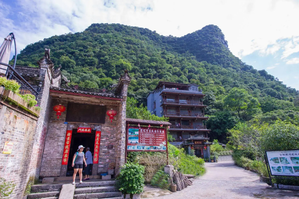 Yangshuo Scenic Mountain Retreat