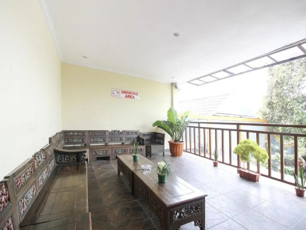 RedDoorz Plus near Stadion Mandala Krida