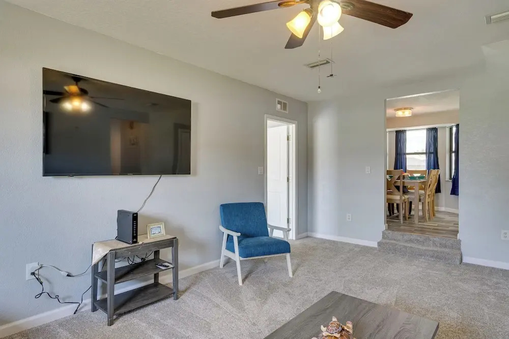 Screened-in Lanai + Yard: Port Charlotte Retreat