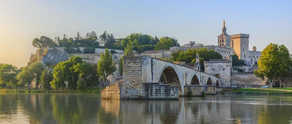 Lunaria Annua Centre-Historique Avignon, à deux pas du Palais, 4-5 personnes Wifi